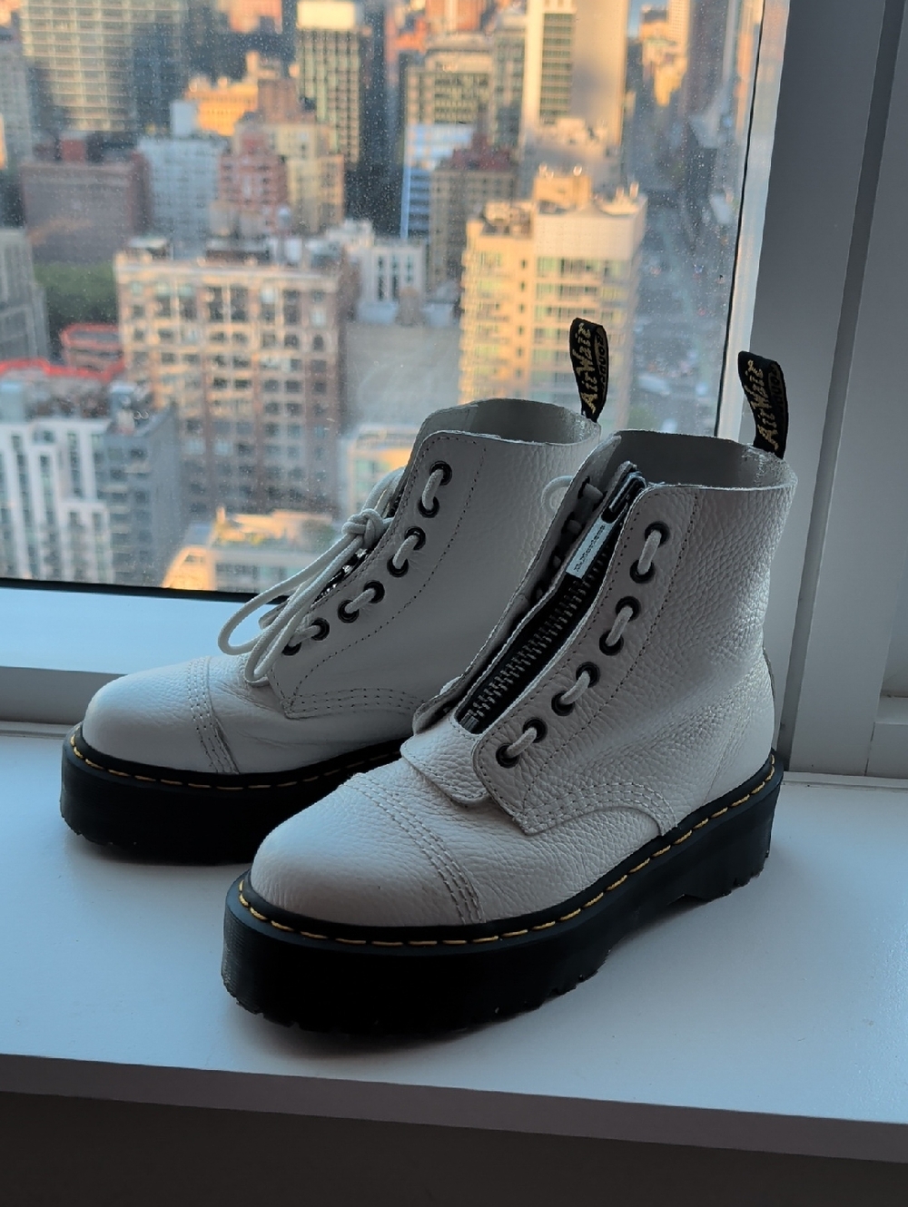 Dr. Martens SINCLAIR

Milled Nappa Leather Platform Boots Zip - NEW